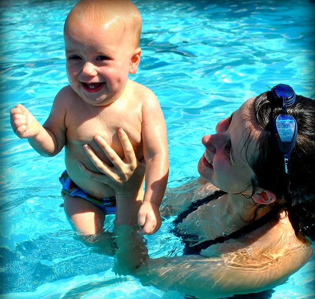 Dạy bơi cho bé